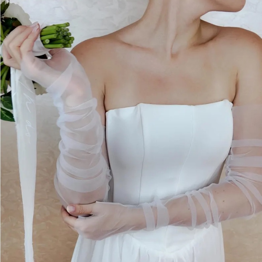 Elegant off white tulle gloves